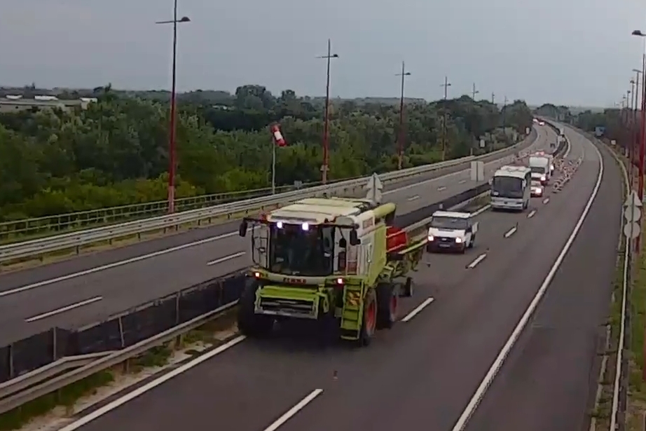 Kombájnok idegelték az autósokat az M8-ason és az M86-oson