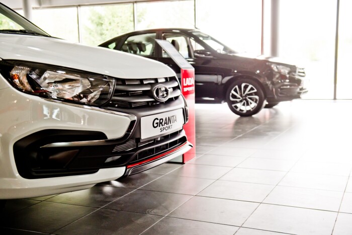 Ladákat árulnak a Porsche-szalonban