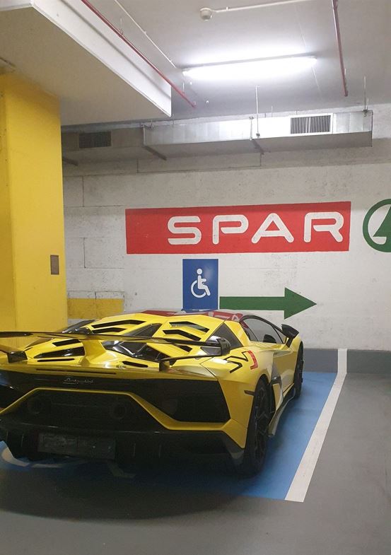 200 milliós autóval bunkó módon, rendszám nélkül parkolt a Westendben 1