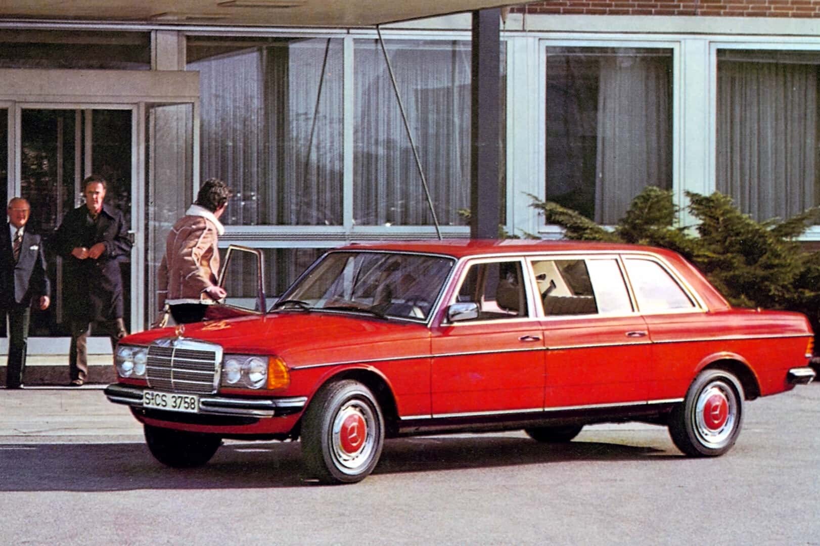 Felbukkant egy öreg kilométerkirály Mercedes, döbbenet mennyit futott