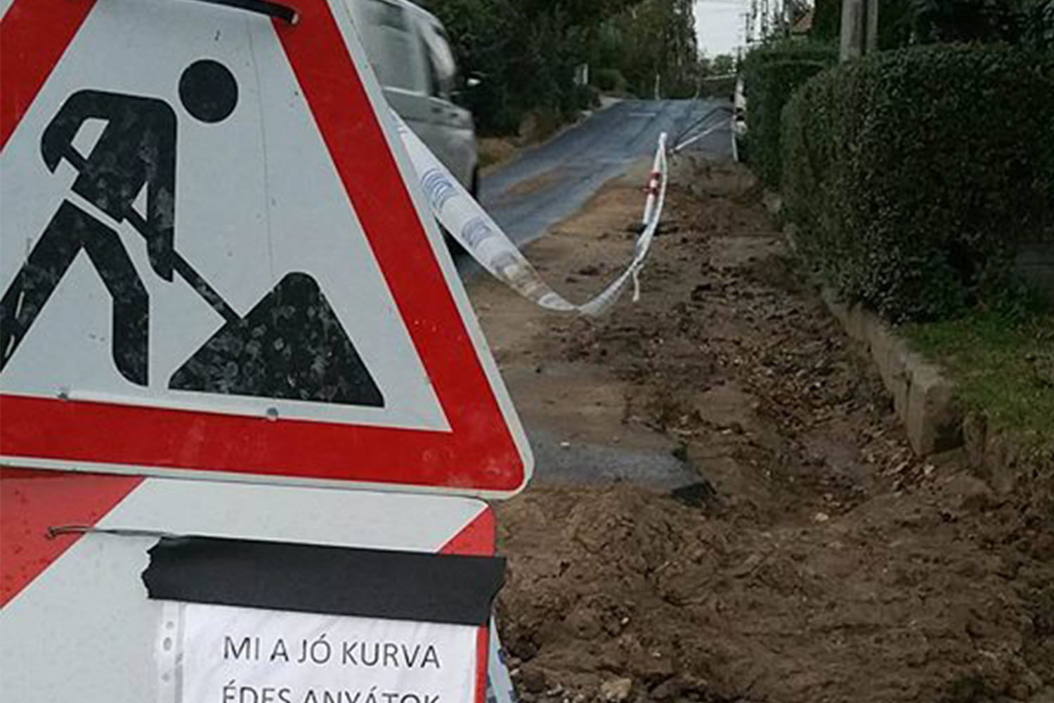 Trágár üzenet egy hazai útjavításnál