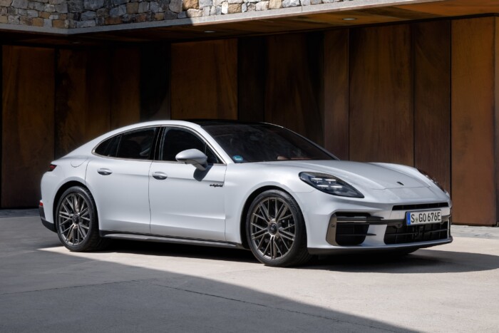 320 felett hasít, négy embert szállít az új Porsche 7