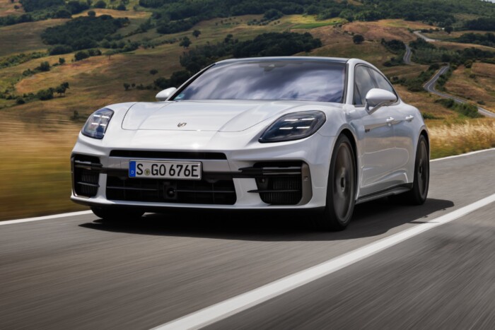 320 felett hasít, négy embert szállít az új Porsche