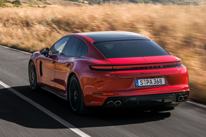 320 felett hasít, négy embert szállít az új Porsche 8