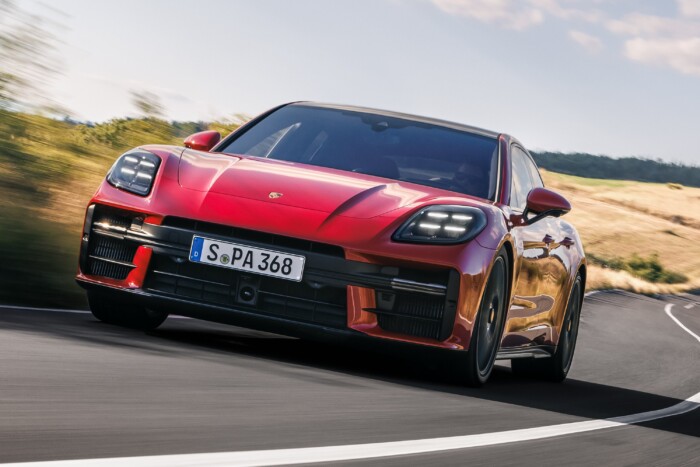 320 felett hasít, négy embert szállít az új Porsche 10