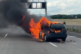 Kigyulladt egy kocsi az M0-son, a leállósávról begurult az autók közé