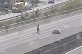 Elhagyott egy zsákot, aztán berohant érte az M0-son