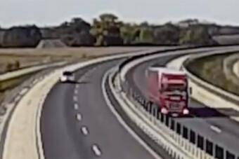 Elfogytak a gyógyszerei a kamionosnak, aki a forgalommal szemben hajtott az M85-ösön