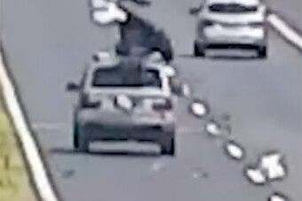 Menet közben nyílt ki egy BMW tetőcsomagtartója az M3-ason