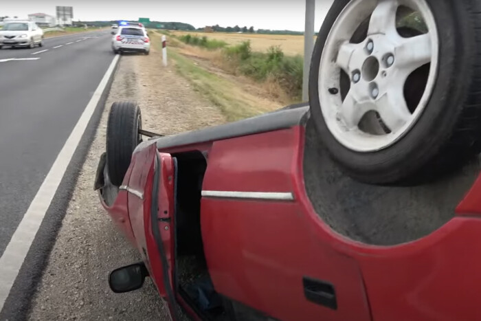 “Félre barmok, jön a bajnok” – olvasható egy tetőre vágott Suzukin