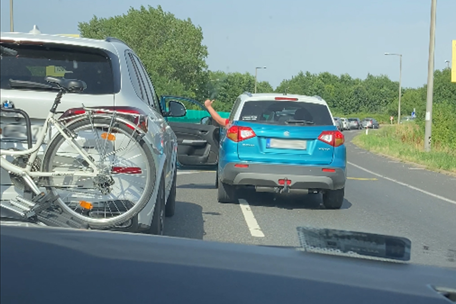 Önkéntes rendőrködött egy suzukis a 8-as főúton – Gyere, nevessük ki együtt!