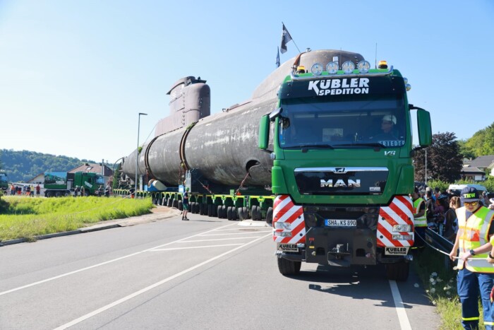 Közúton gurul múzeumba a gigantikus tengeralattjáró