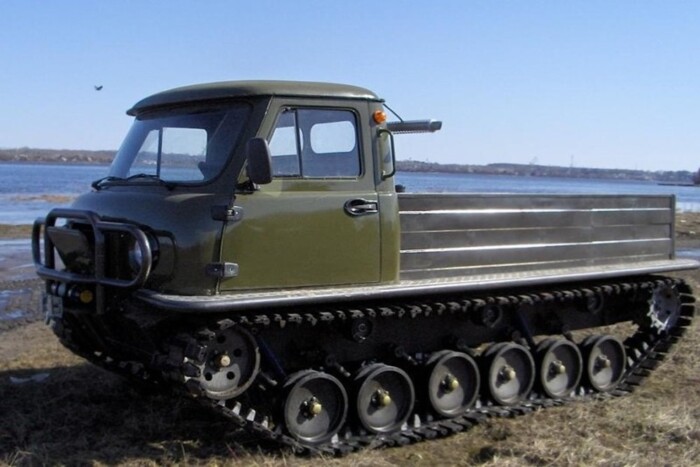 Itt egy UAZ, ami nem ismer akadályt