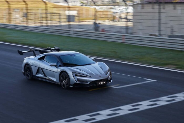 Már a Nürburgringen űzik a brutális kínai sportgépet