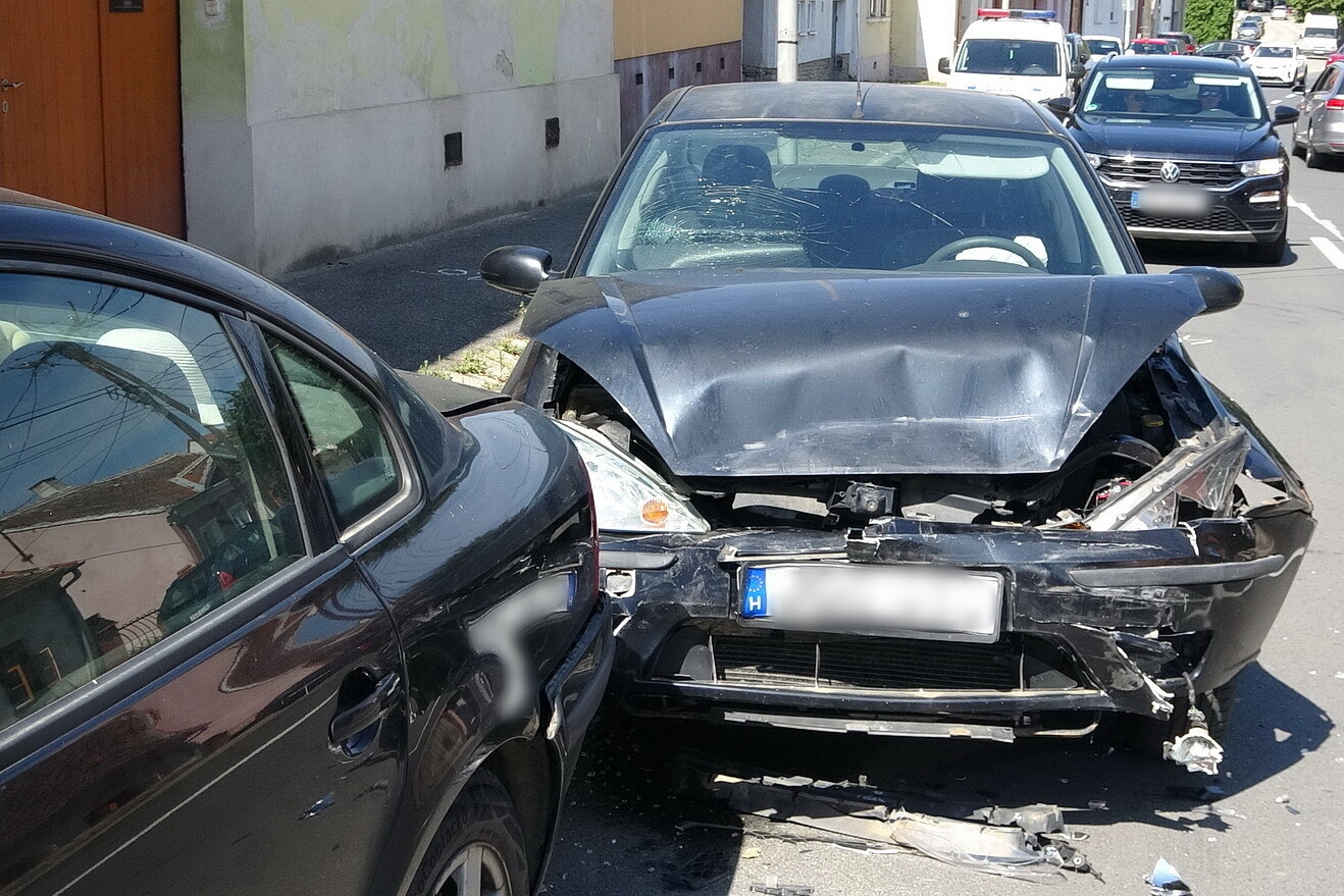 Berepült egy darázs az ablakon, három autó bánta