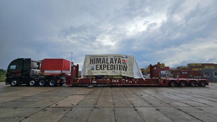 Koros teherautóval vágnak neki a nagyvilágnak 1