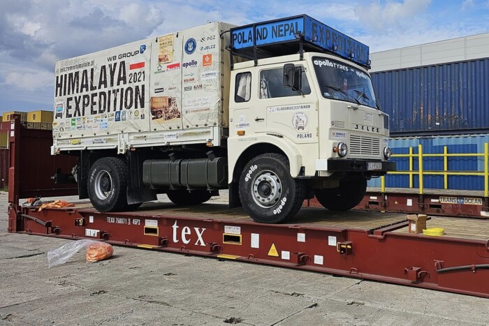 Koros teherautóval vágnak neki a nagyvilágnak