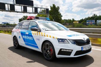 Szokatlan járműkonvoj vonul át az országon