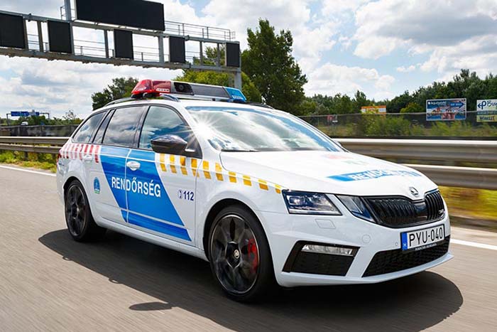 Szokatlan járműkonvoj vonul át az országon