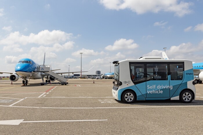 Repülők mellett dolgozik ez a pöttöm busz 1