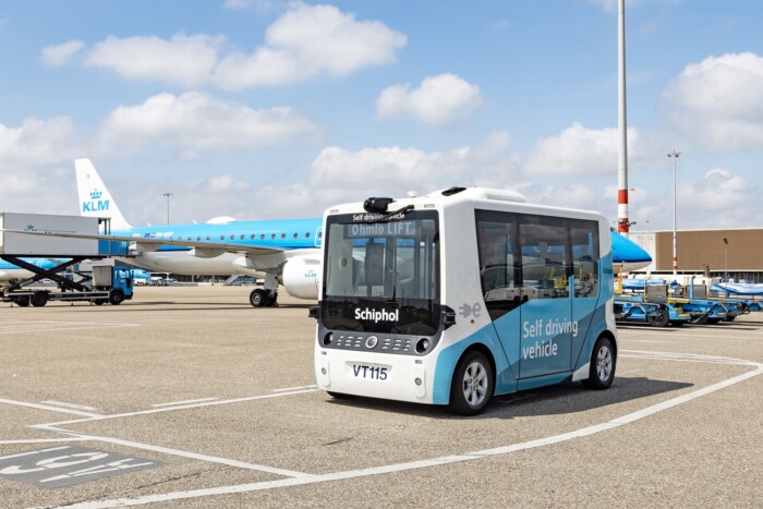 Repülők mellett dolgozik ez a pöttöm busz