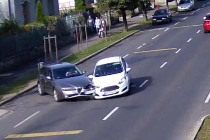 Összetörték az autóját, megütötte és leköpte a hibás sofőrt