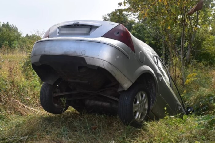 Árokba borult a rendőrök elől menekülő autós