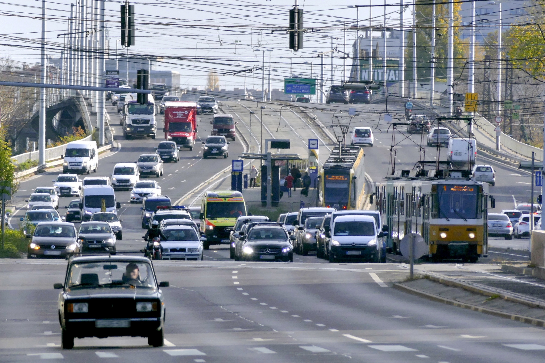 Két sávot is lezárnak a Hungária körúton