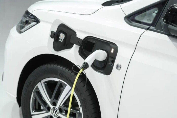 Hibrid hajtást kap a legkisebb VW furgon