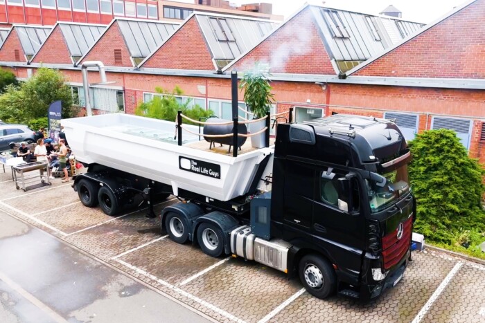 Úszómedencét csináltak egy kamionból