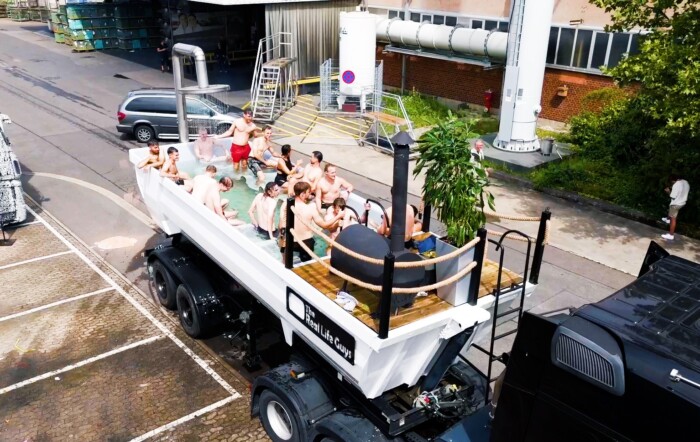 Úszómedencét csináltak egy kamionból 1