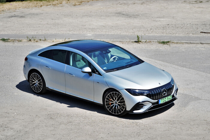 Lángoló villanyautó okozott katasztrófát egy garázsban 2