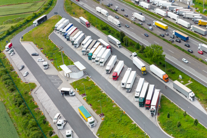 Pénzügyi döntés született a kamionparkolókról