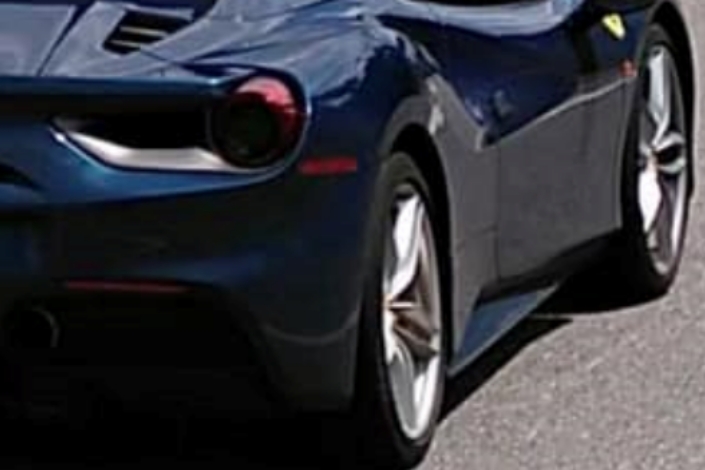 Messzire kellett menniük a rendőröknek a lopott Ferrariért