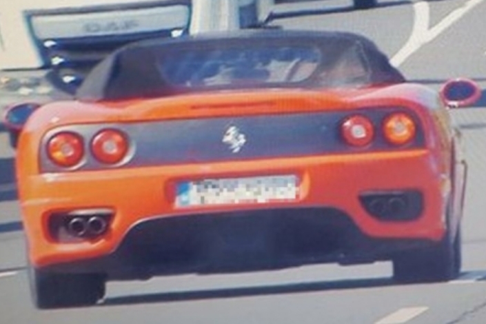 Ritka fogás a 2-es főúton: egy Ferrarit mért be a traffipax