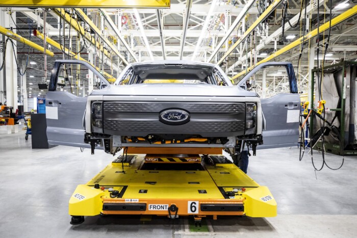 Mégsem épít nagy villanyautót, 140 milliárdot bukik a Ford