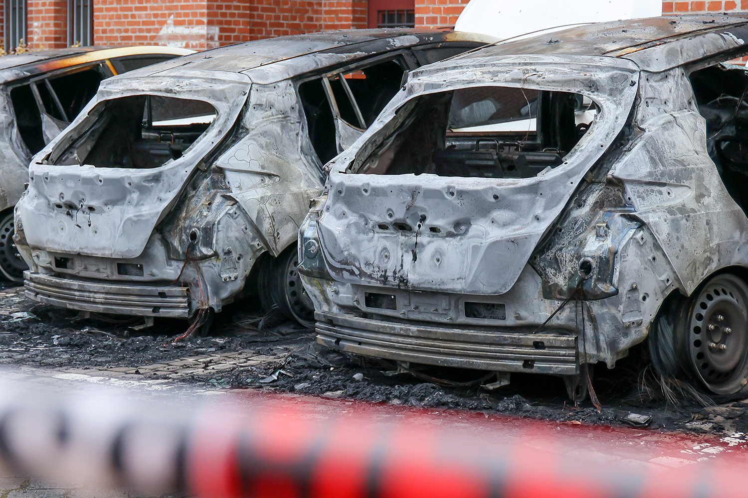 140 autó kapott lángra egy elektromos autó miatt