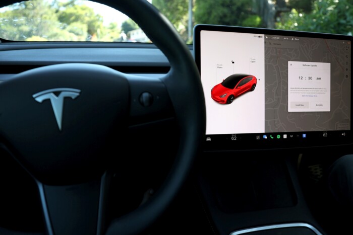 Feladta a leckét a rendőröknek a sztrádán szunyókáló teslás