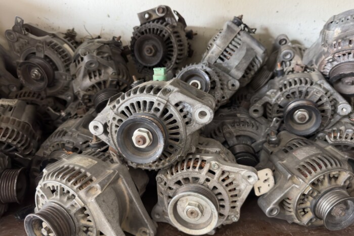 Simán beépít használt alkatrészt az autódba a szerelő 10