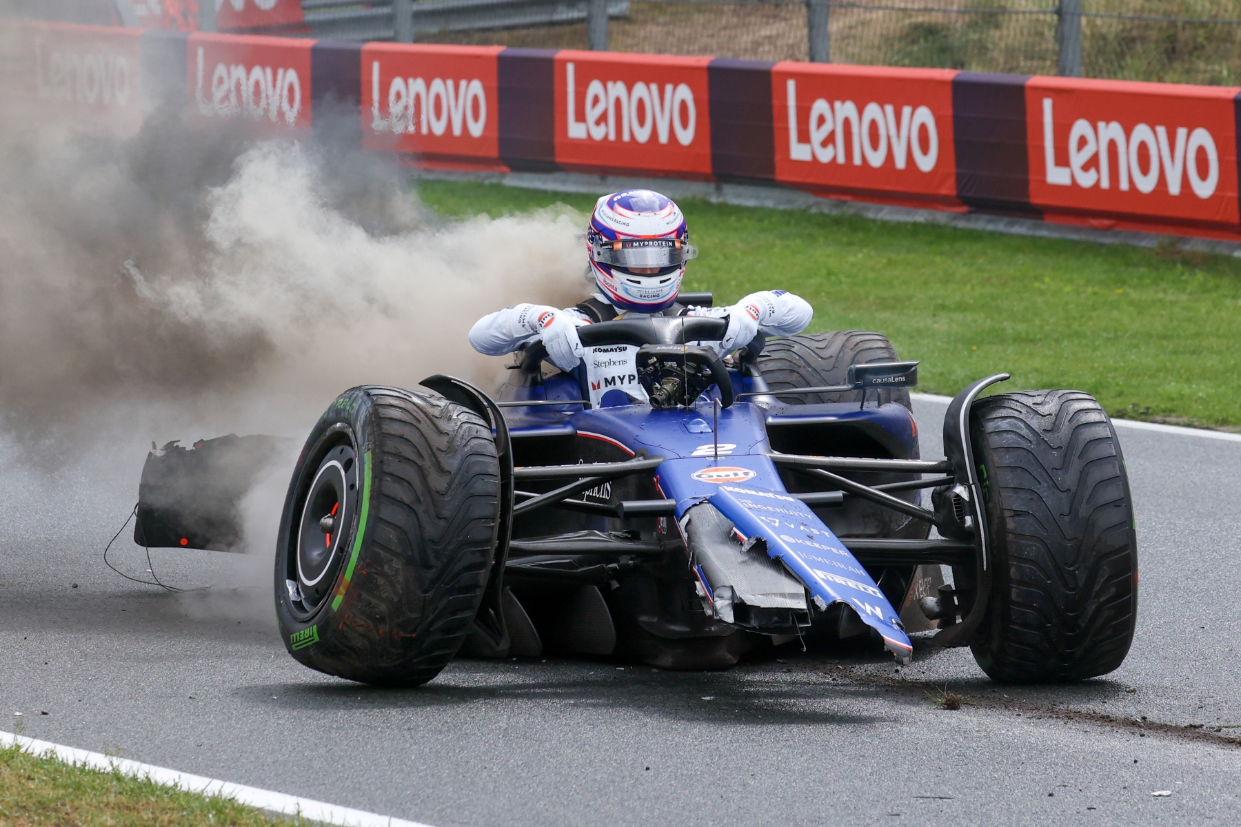 Azonnal repülhet az F1-ből a balesetező pilóta