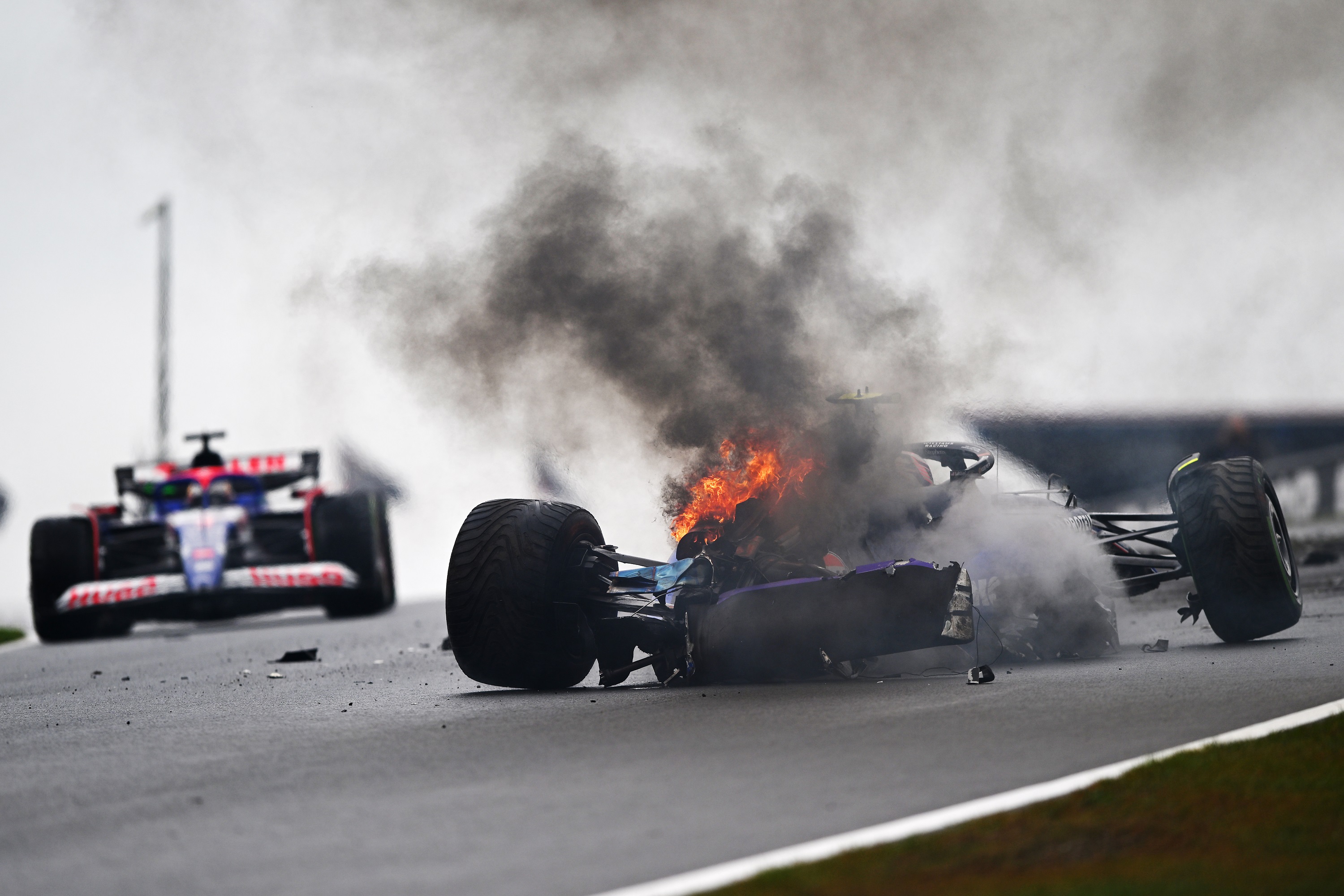 F1: Hatalmas baleset az esőben az időmérő előtt