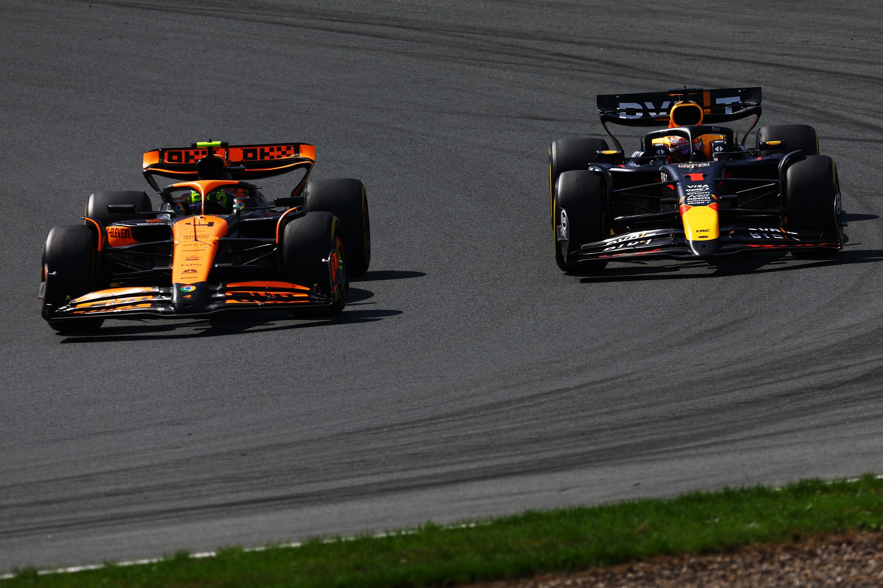 F1: Jubileumi futamán páholták el Verstappent