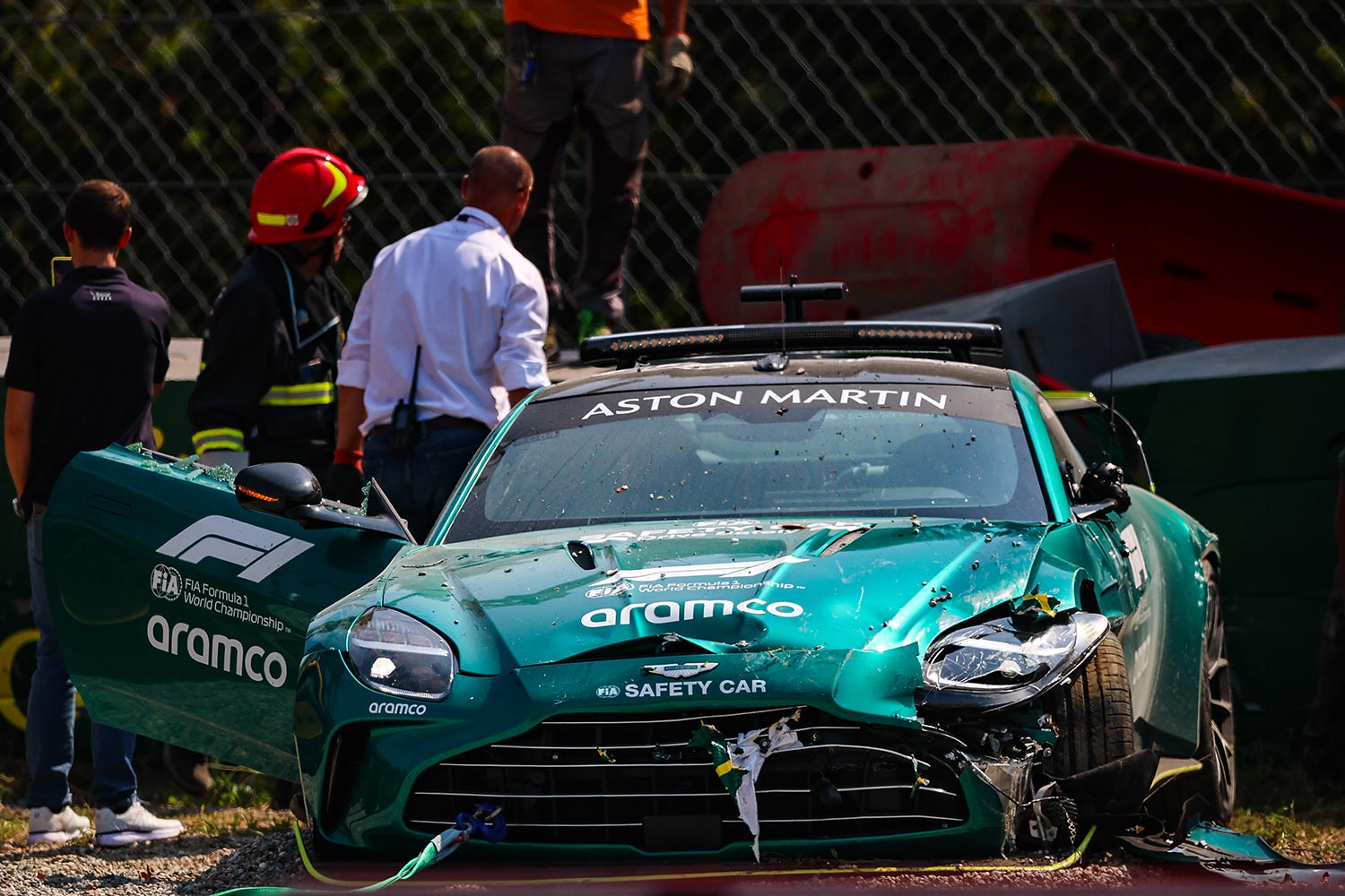 Falhoz csapták az F1-es biztonsági autót Monzában