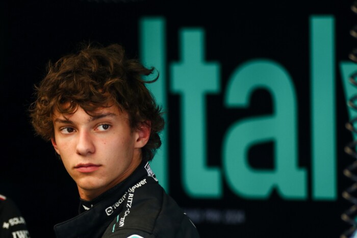 F1: Hivatalos, újoncpilótát szerződtet a Mercedes