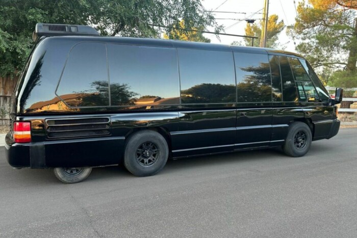 Ez a kisbusz volt a 90-es években a rapperek álma