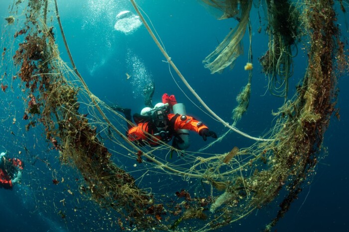 Simán beépít használt alkatrészt az autódba a szerelő 7