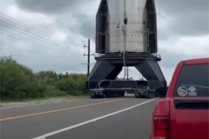 Óriásrakéta miatt kellett félreállni az országúton