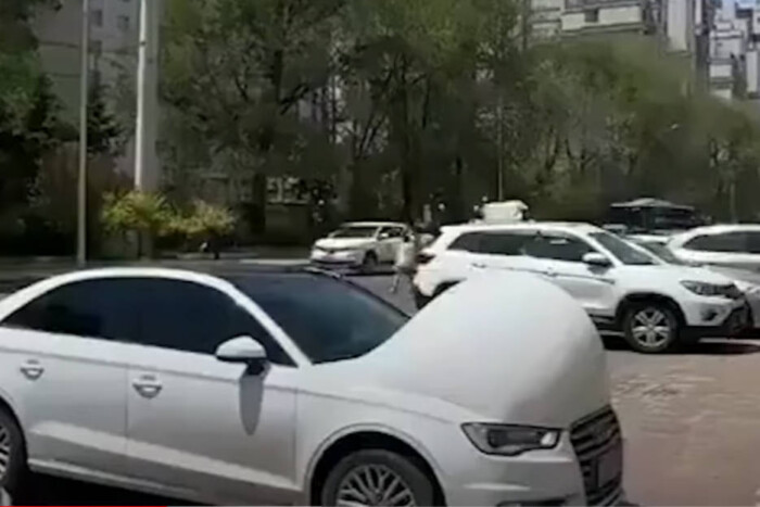 Felpuffadnak Kínában az autók a pokoli hőségben