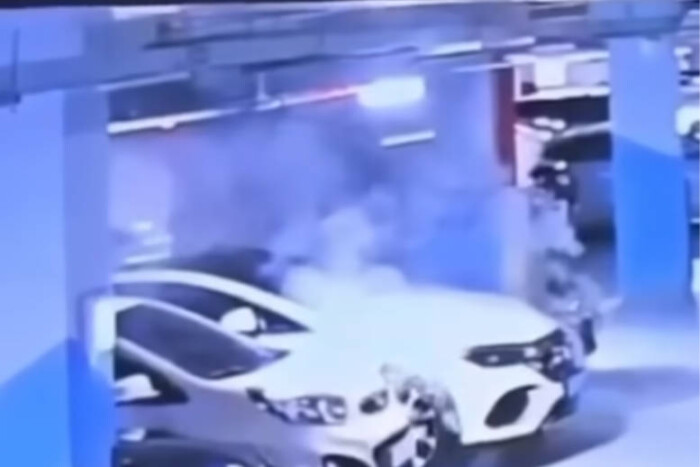 Lángoló villanyautó okozott katasztrófát egy garázsban