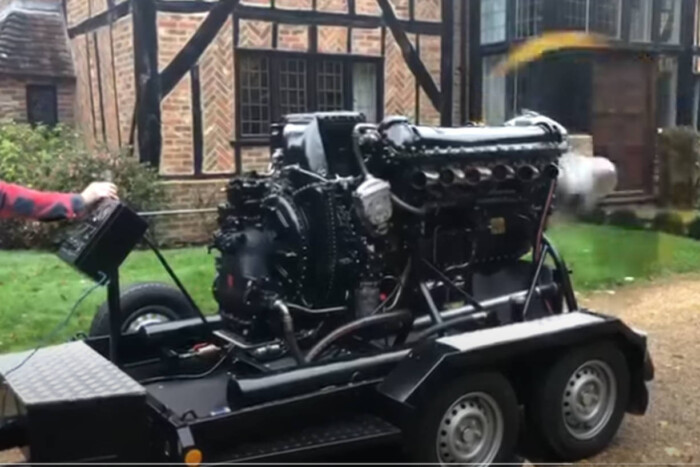 Így kel életre egy 1800 lóerős lekötözött óriás